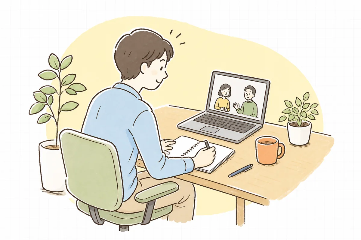 オンライン会議の画面に映る制作会社の担当者の話を、ノートパソコンの前でメモを取りながら聞いている企業のWEB担当者