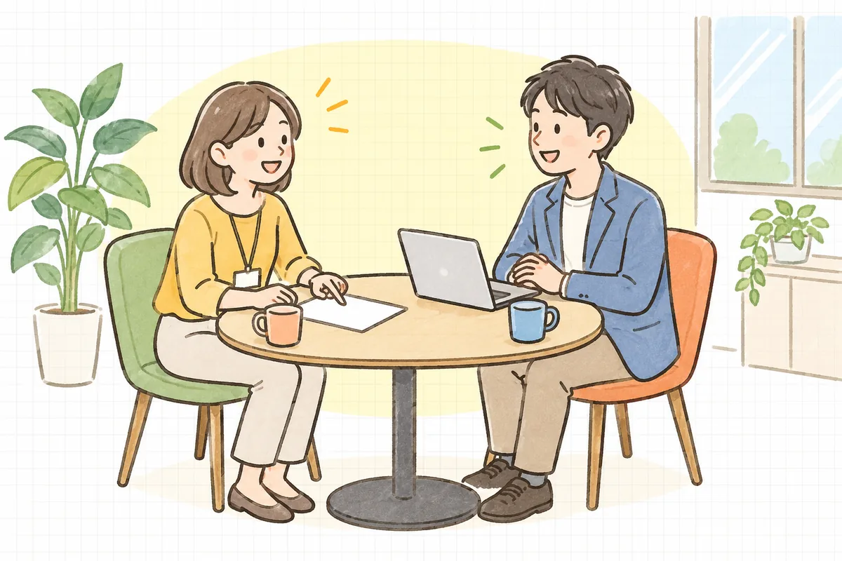 明るい会議スペースで、新しく担当になった制作会社の担当者と企業のWEB担当者が、一枚のメモを囲んで笑顔で話している様子